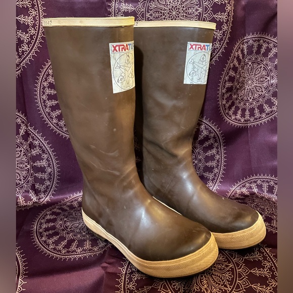 Salmon Sisters Xtratuf boots - Picture 5 of 11